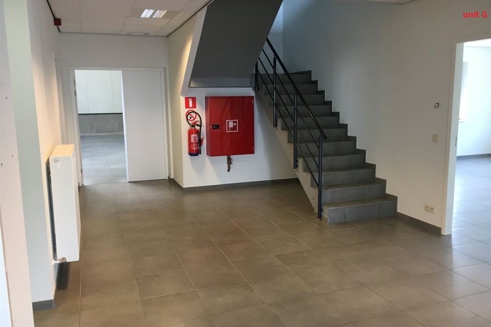 Magazijnen met kantoorruimte te huur vlakbij E34 in Turnhout