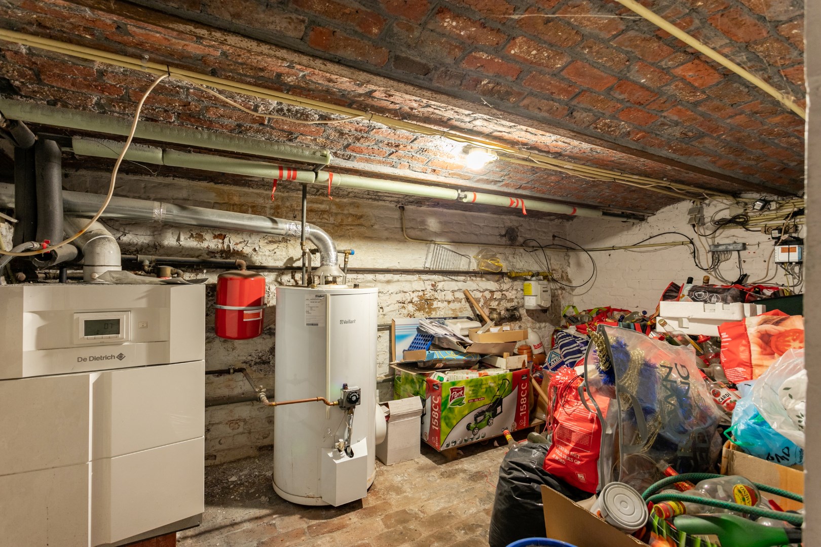 Op te frissen woning met 2 &#224; 3 slpk en tuin te Buizingen. 