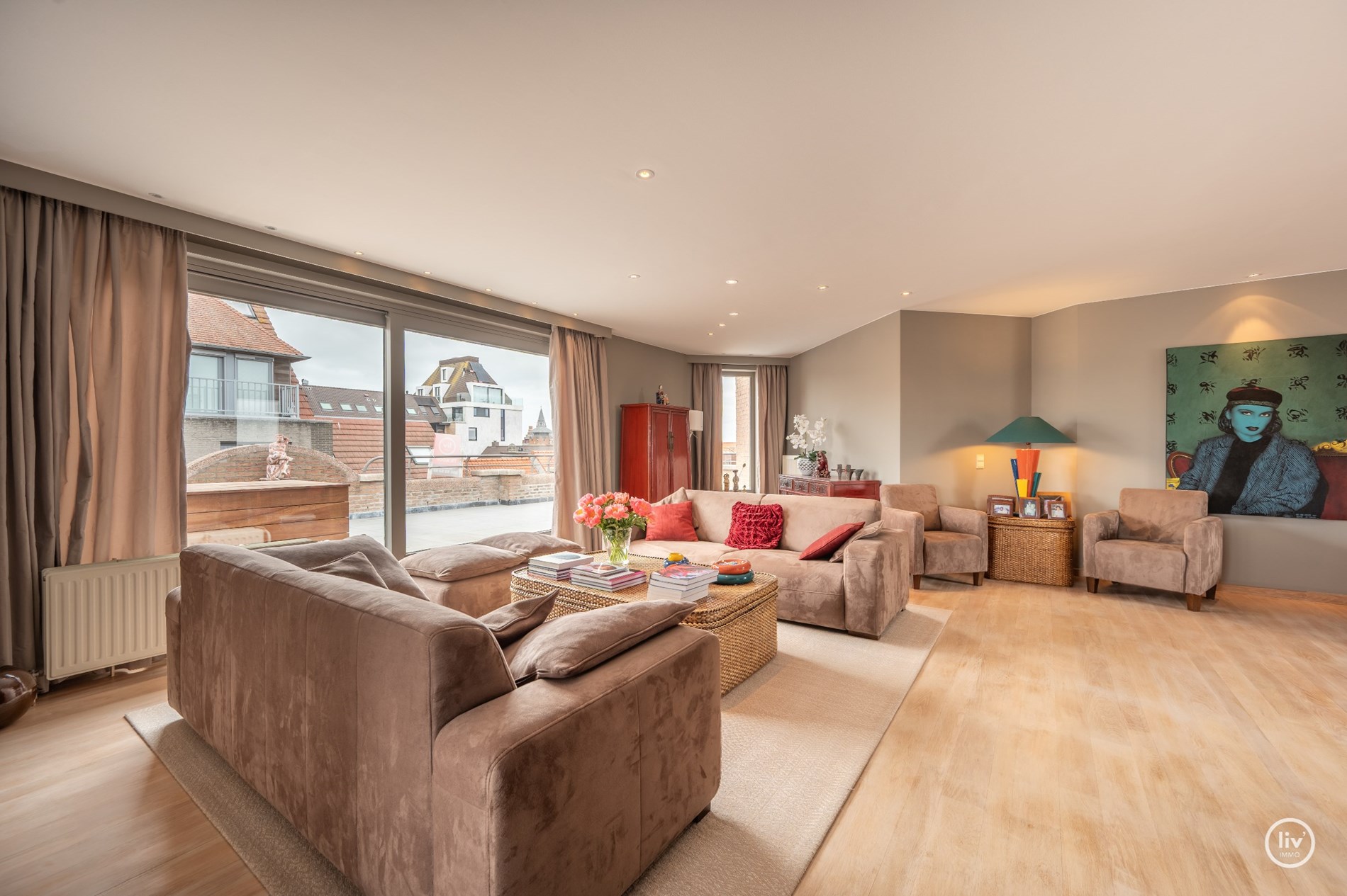 “Unieke Penthouse (1992) te koop op een toplocatie in Knokke –3 -kamerappartement met uitzonderlijke zonneterrassen van meer dan +/- 200m2 . 