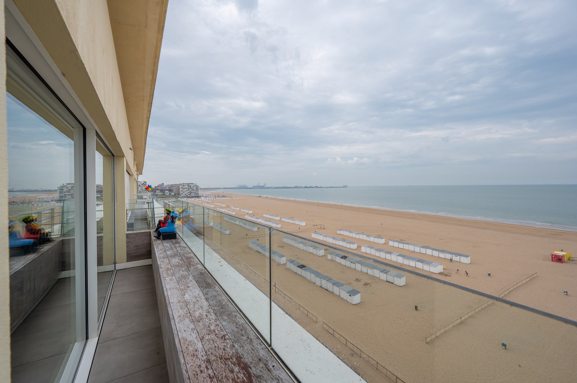 Luxe hoekappartement met panoramisch zeezicht en royale terrassen 