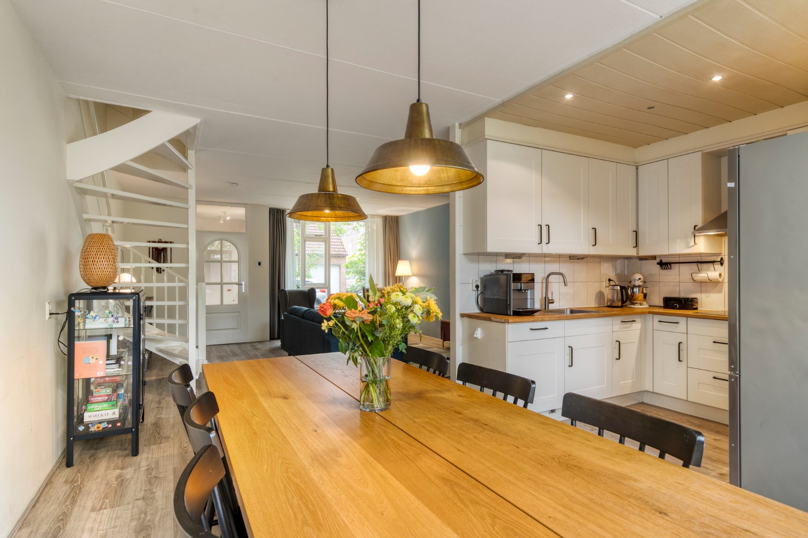 Keurige 5-kamer tussenwoning met fraaie keuken en badkamer, ruime achtertuin en gelegen op eigen grond! 