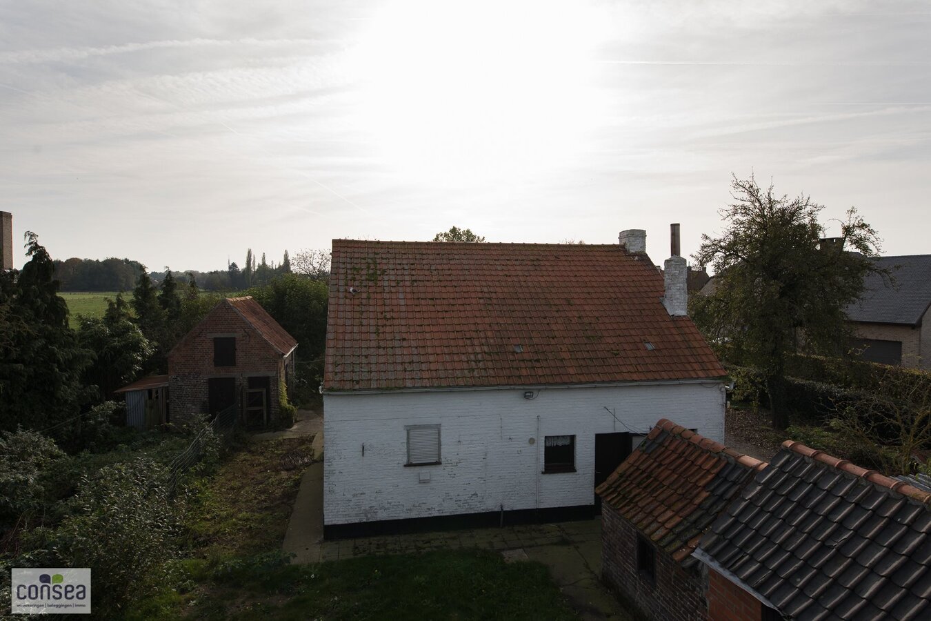 TE KOOP: SUBLIEM GELEGEN HOEVE OP EEN BUITENGEWONE OPPERVLAKTE. 