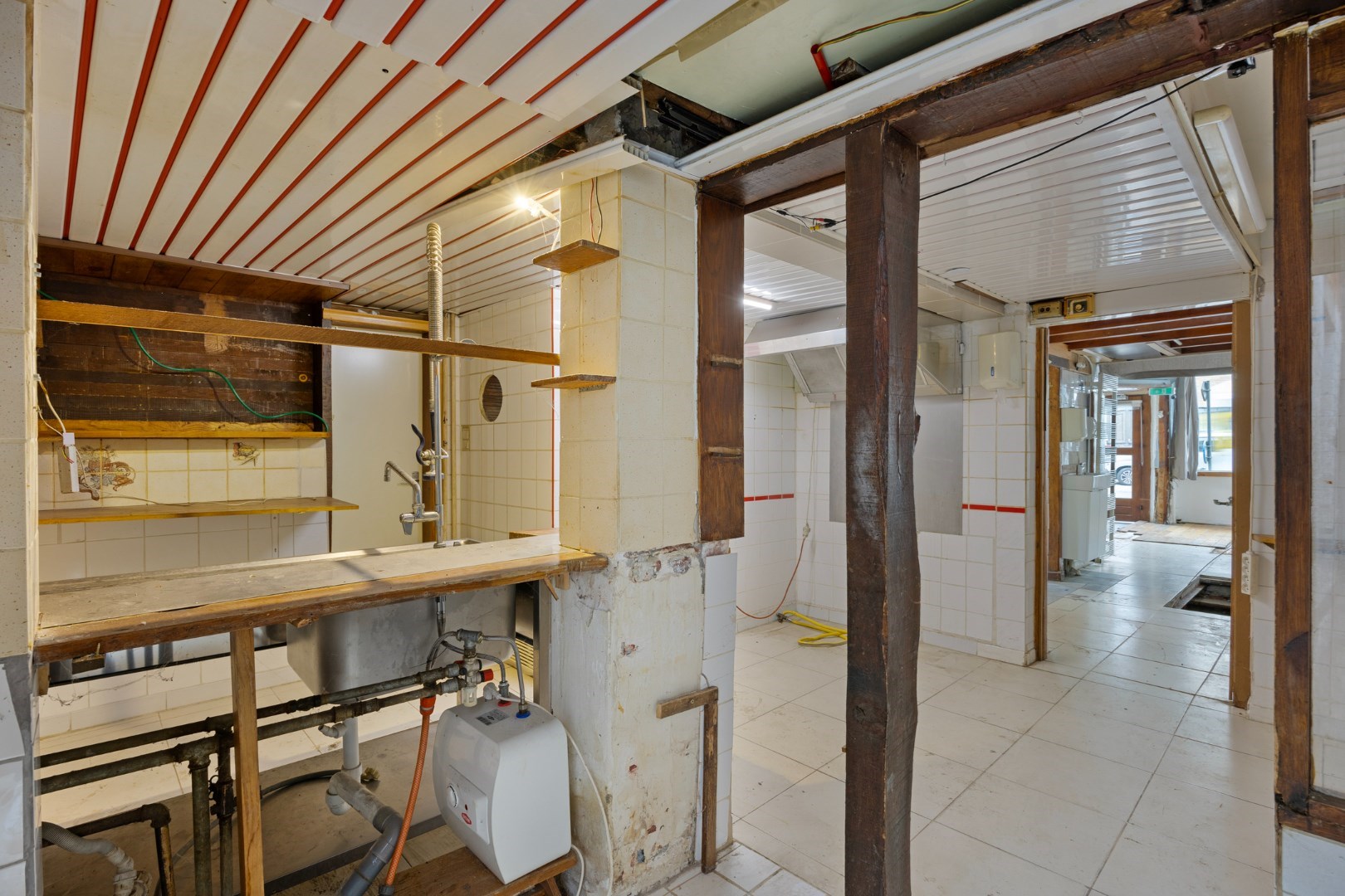 Halfopen hoekwoning met garage en dakterras op toplocatie in Kessel-Lo – renovatieproject met veel potentieel 