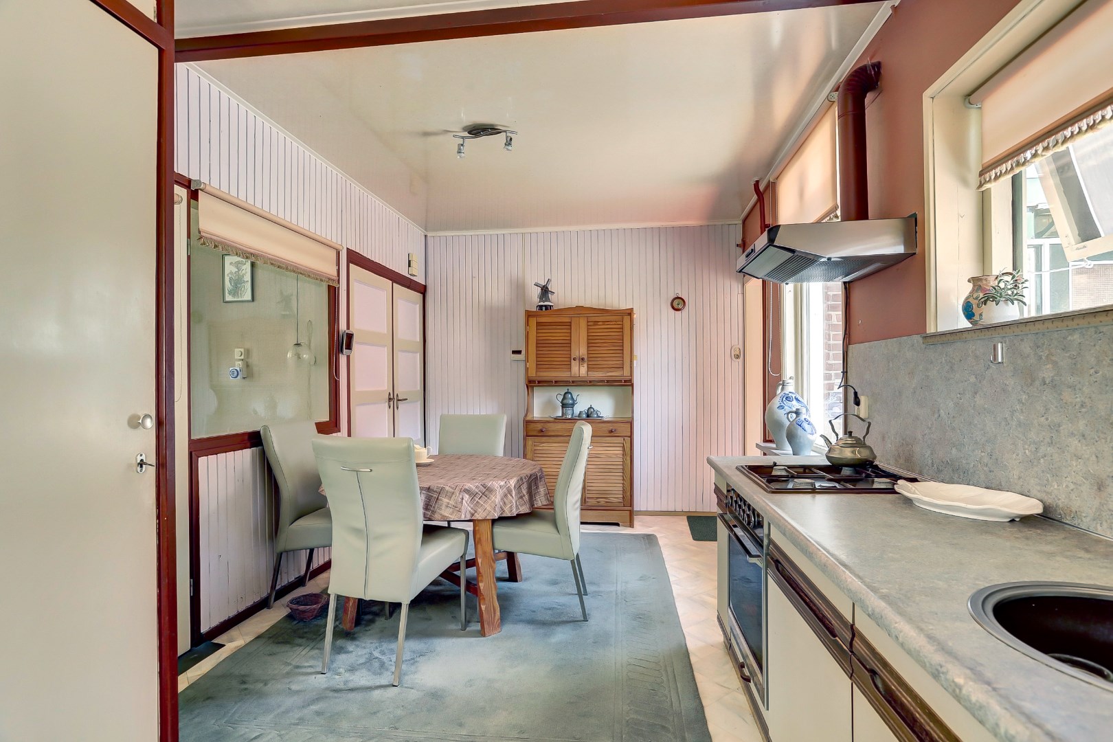 Voor het eerst sinds 1967 weer beschikbaar! Deze karaktervolle jaren ’30 woning met diepe tuin, bergingen en slaapkamer op de begane grond wacht op een nieuwe toekomst. 