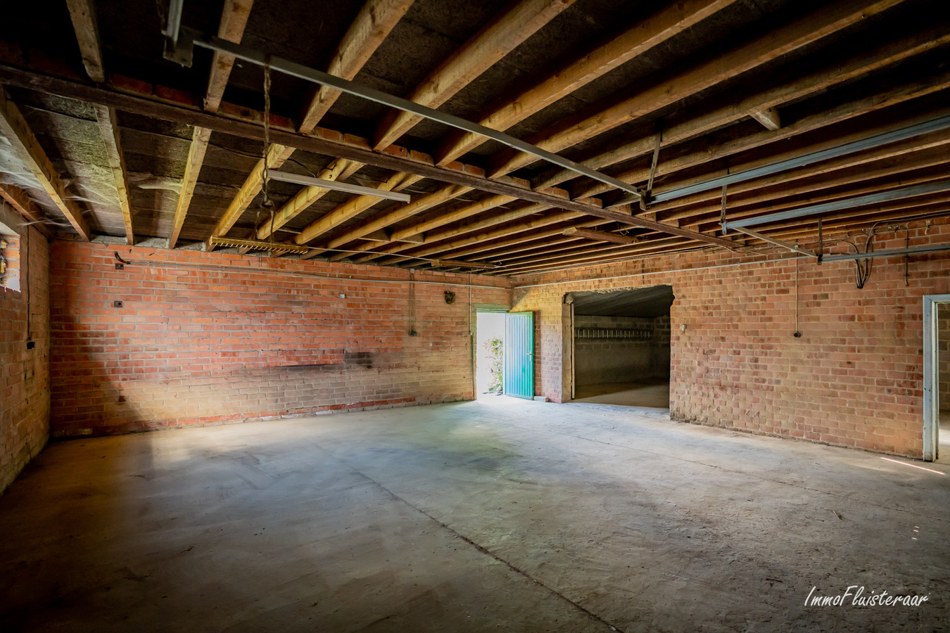 Ruim perceel met groot stalgebouw en te renoveren woning midden in het groen op ca. 8 ha te Halen 