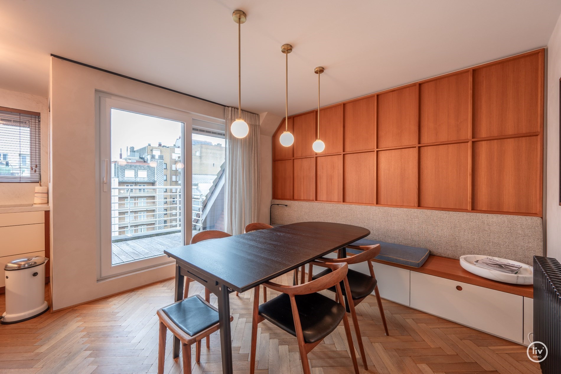 Appartement en duplex avec finitions uniques et de belles terrasses situ&#233; du c&#244;t&#233; sud de la Kustlaan, &#224; proximit&#233; du Driehoeksplein. 