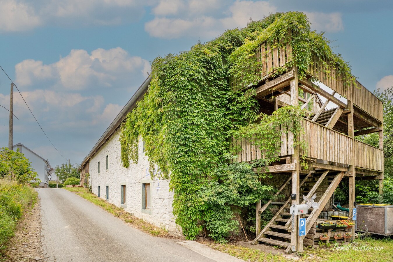 Interessant eigendom met paardenfaciliteiten omgeven door groen op ca. 43 are te Burg-Reuland (Luik) 