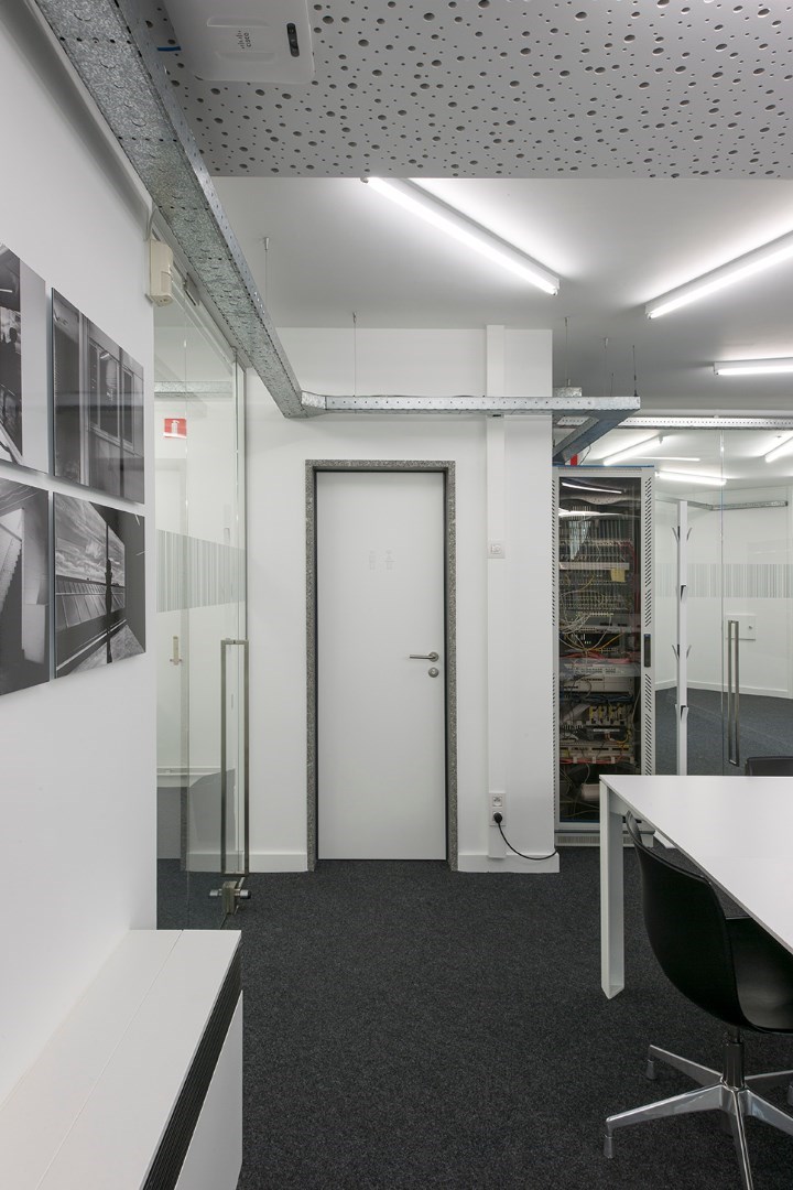 Instapklare kantoorruimte  (32 m&#178;) met parking en alle faciliteiten inclusief, Torhout. 