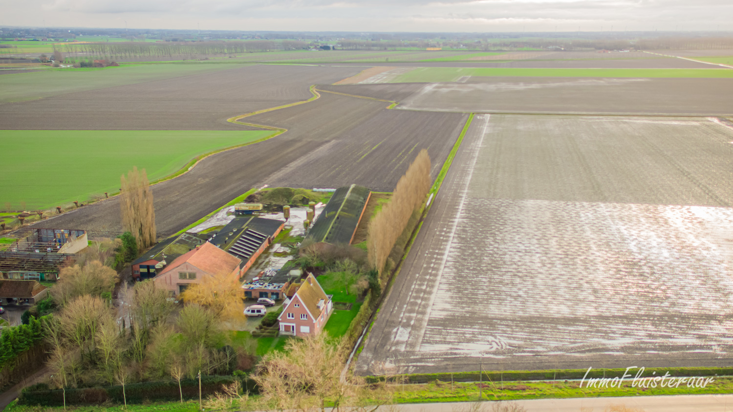 Markante hofstede met aanpalende loodsen op ca. 1,35ha te Watervliet. 