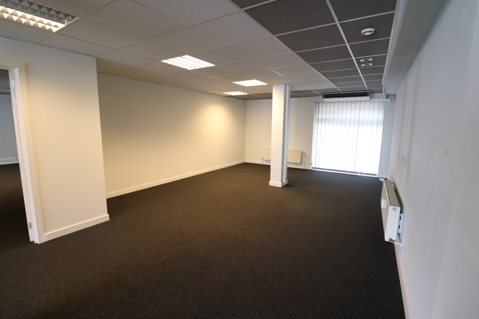 Ruim handelspand (+/- 400m&#178;) te huur gelegen op TOPLOCATIE in Geel! 