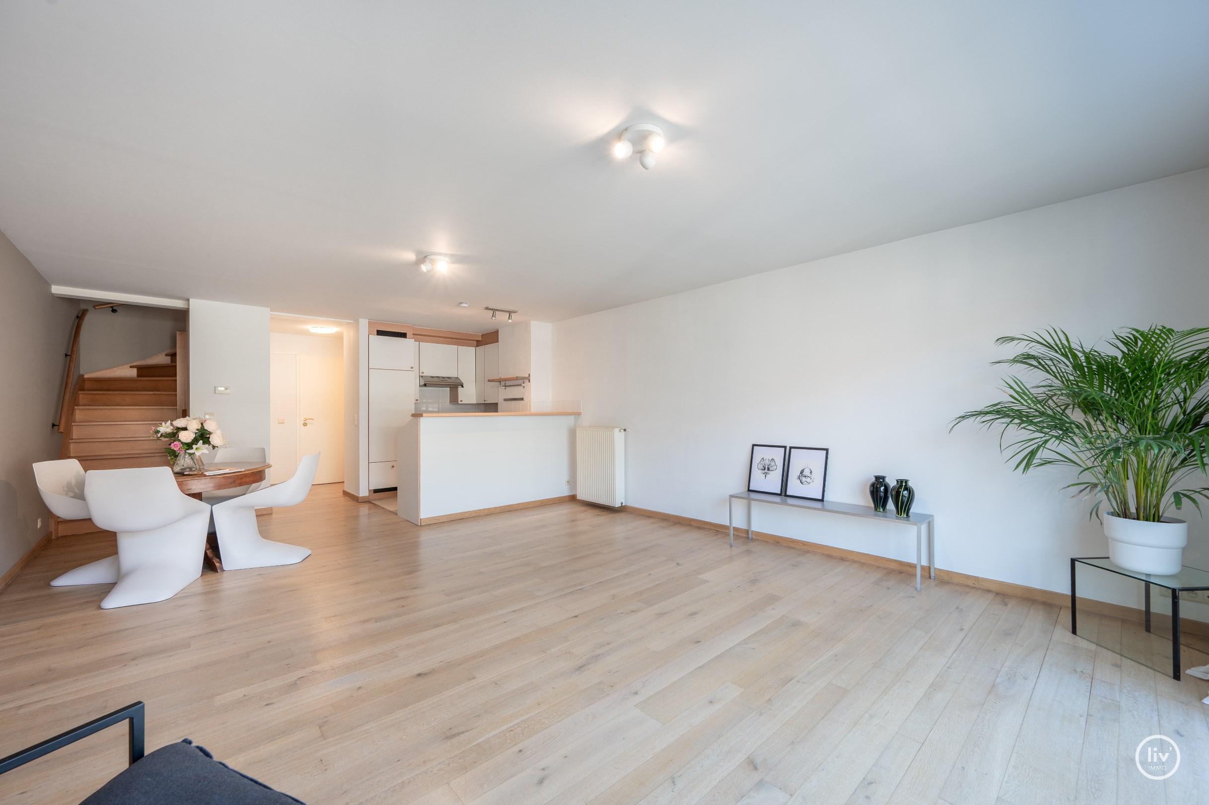 Agr&#233;able duplex rafra&#238;chissant avec de belles terrasses, situ&#233; au centre de l&#39;avenue L&#233;opold &#224; Knokke. 