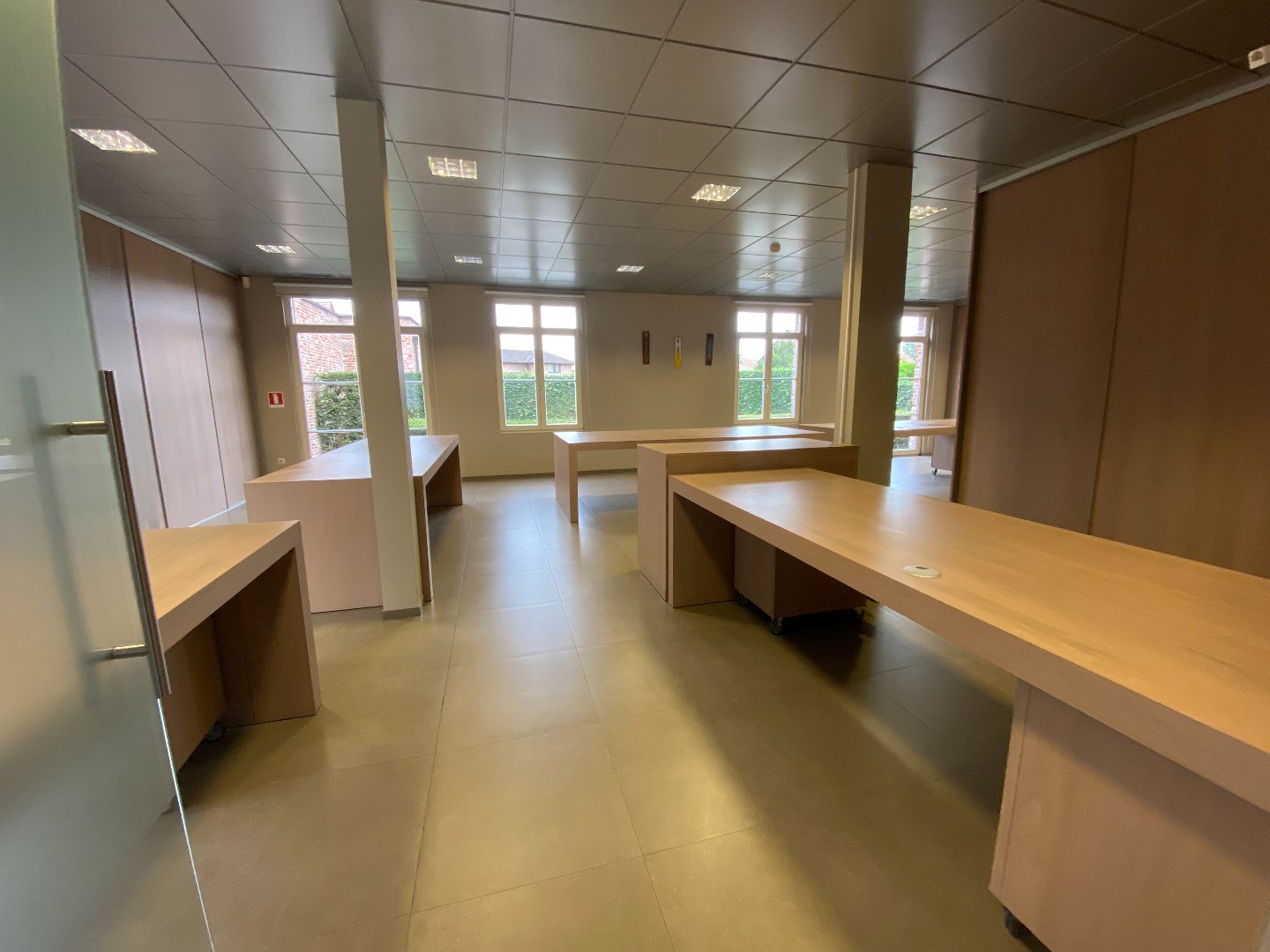 Stijlvol gelijkvloers handelspand van ca 150 m&#178; op zeer commerci&#235;le ligging! 