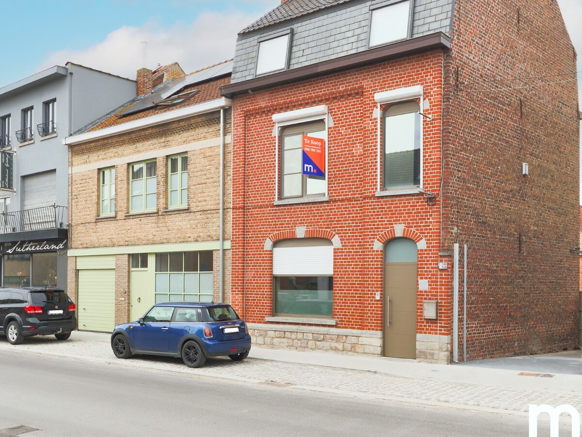 Halfopen woning met extra polyvalente ruimte te Ieper ! 