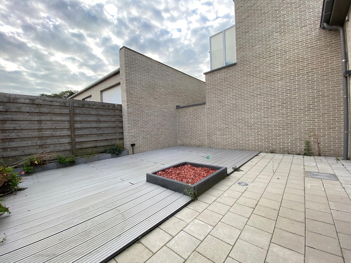 Recente nieuwbouwwoning met zonnig terras en garage in centrum van Koekelare 