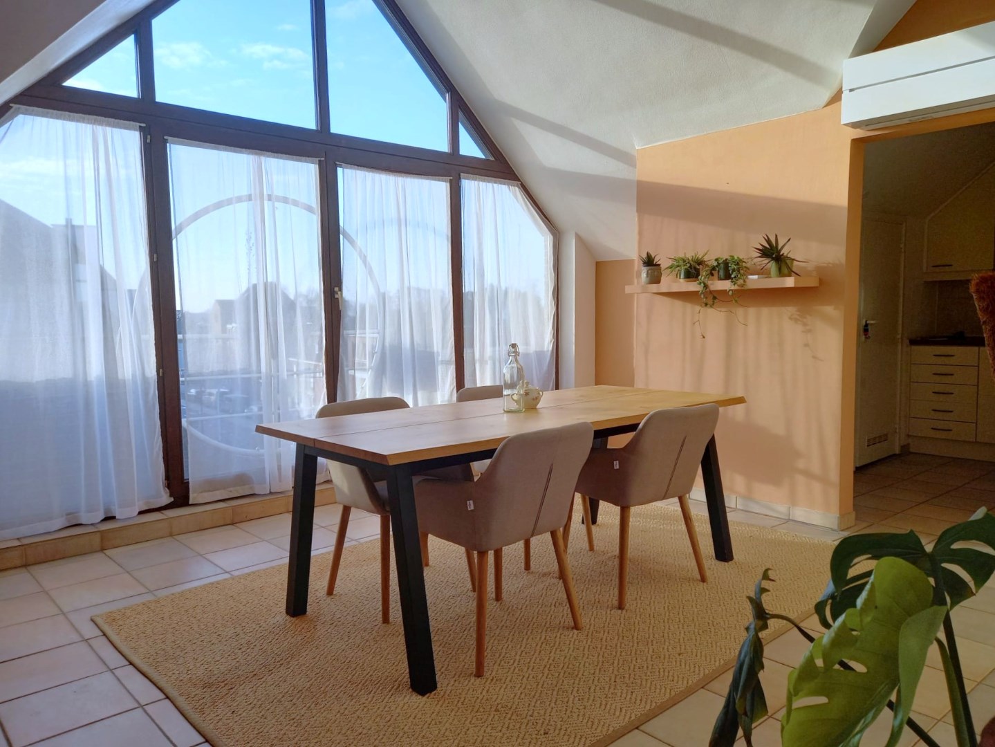 Instapklaar dakappartement met groot terras in het centrum van Geel 