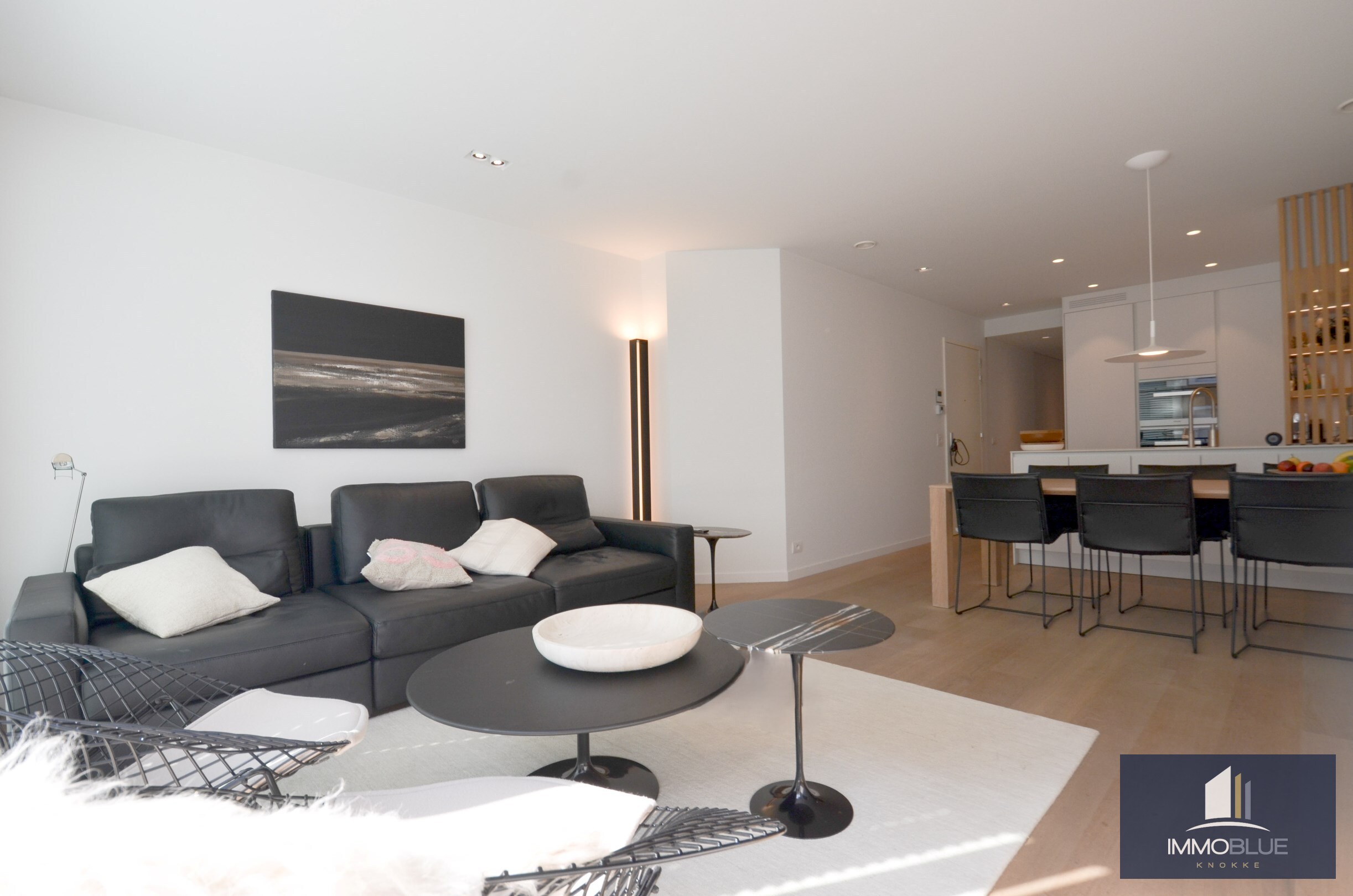 Appartement r&#233;cent avec terrasse ensoleill&#233;e situ&#233; en plein centre commercial et &#224; proximit&#233; imm&#233;diate de la plage. 