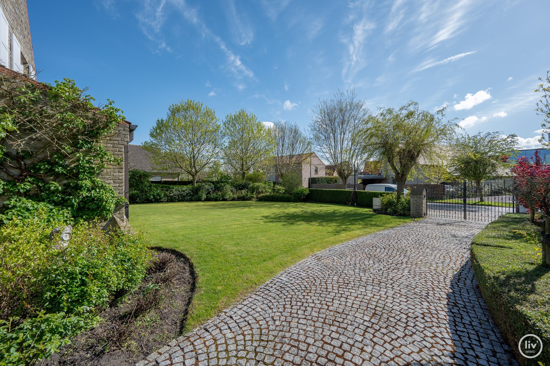 Magnifique villa, situ&#233;e sur un grand terrain de 1365 m2 dans un quartier r&#233;sidentiel de villas &#224; distance de v&#233;lo du centre de Knokke. 