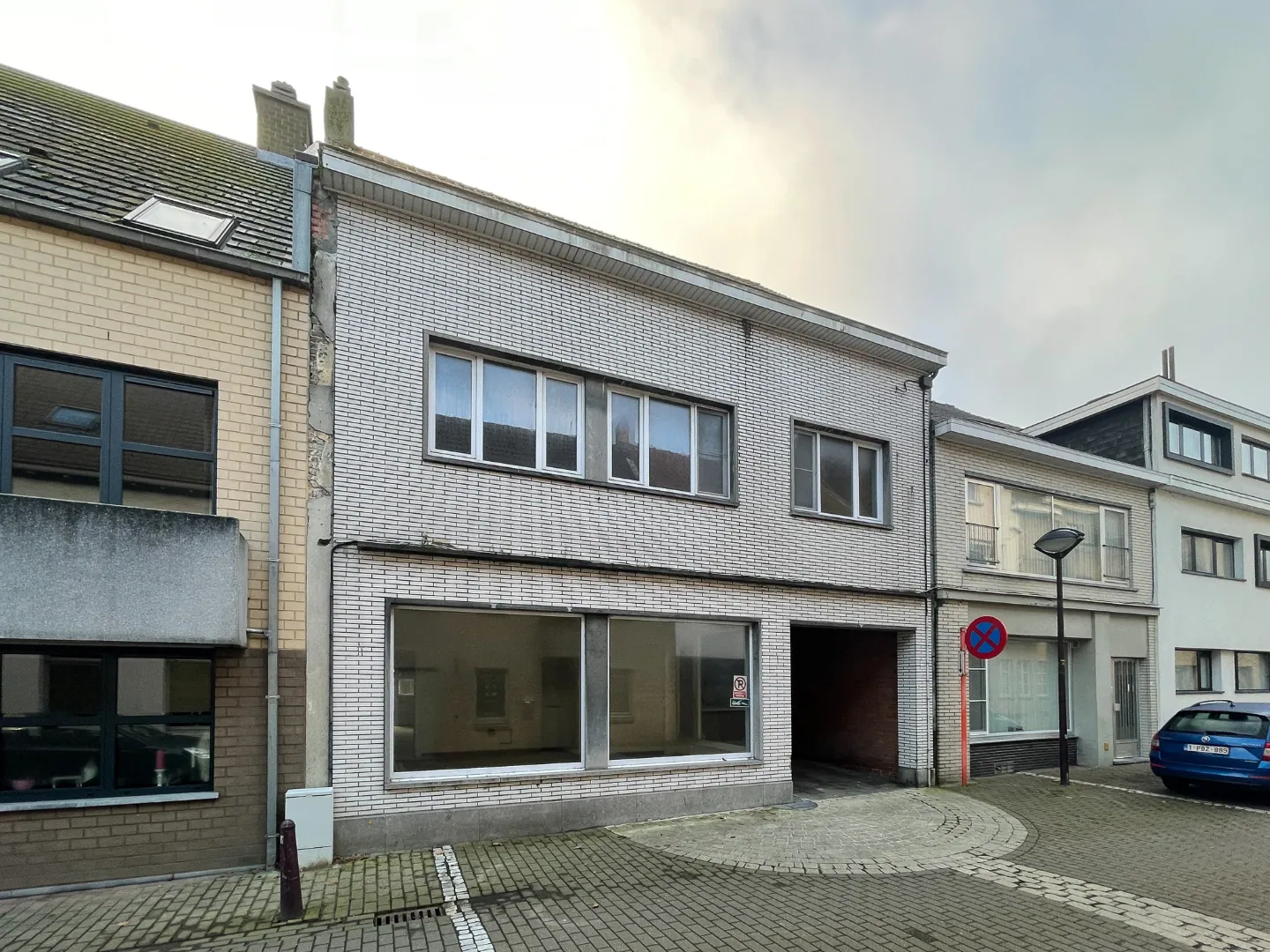 Gebouw/projectgrond met 2 appartementen, 25 garages en bergingen in centrum Oudenburg