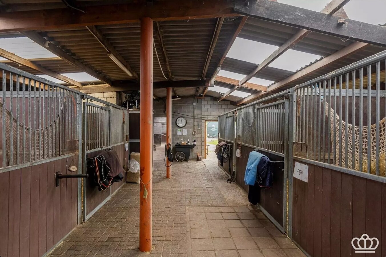 Magnifiquement situ&#233;e, charmante maison avec des installations pour chevaux sur environ 1,8 ha &#224; Essen. 