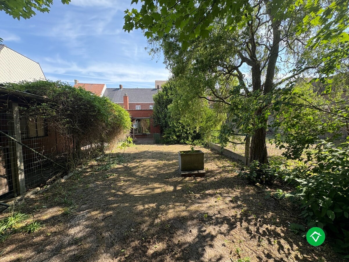 Unieke ruime eigendom op 1169 m&#178; grond met voormalige handelsruimte in centrum Koekelare 