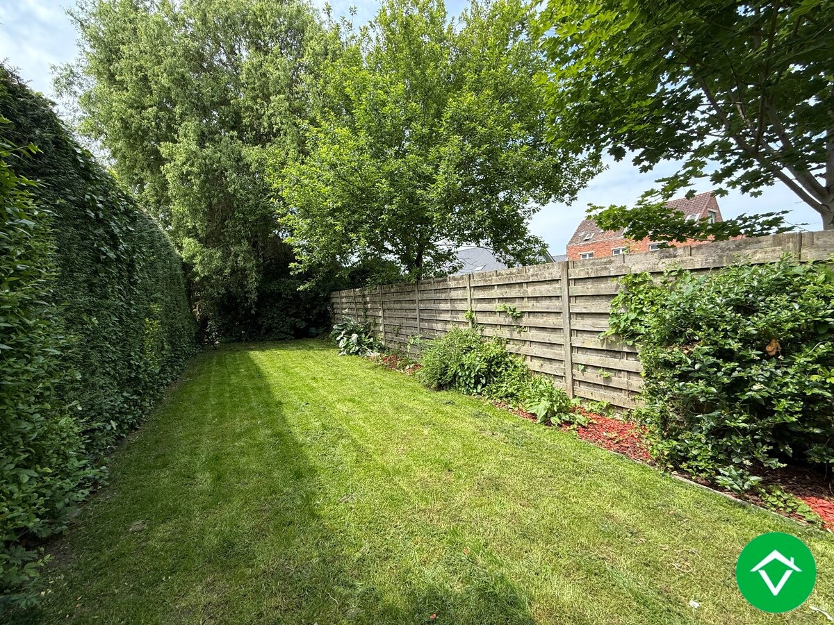 Prachtig gerenoveerde rijwoning nabij het centrum met 3 slaapkamers, tuin en garage te Roeselare 