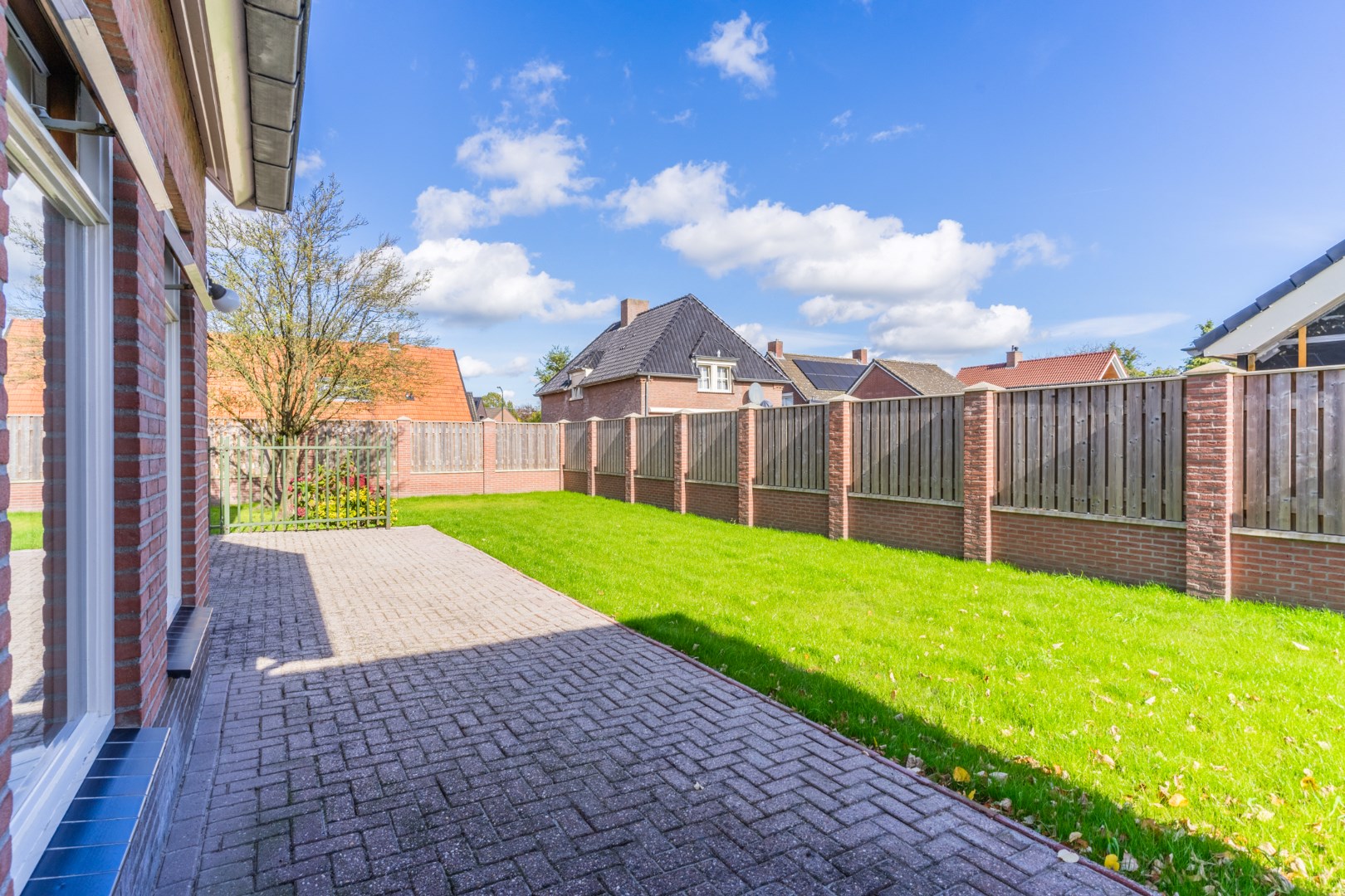 Vrijstaande woning met vrijstaande garage en tuin. Levensloopbestendig. Energielabel C. 