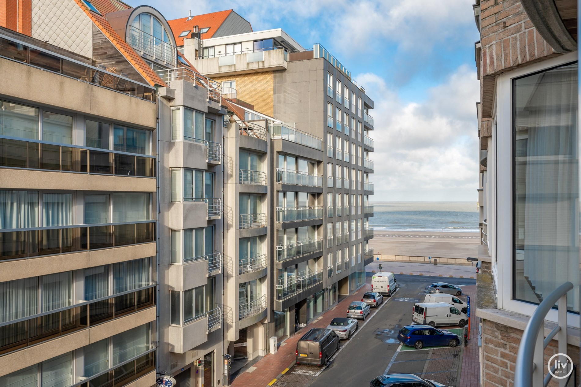 Mooi gerenoveerd appartement met zijdelings zeezicht gelegen vlakbij het Driehoeksplein en de zeedijk te Knokke. 