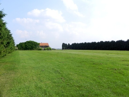 Grote langgevel hoeve met stallingen op ca. 1 ha 