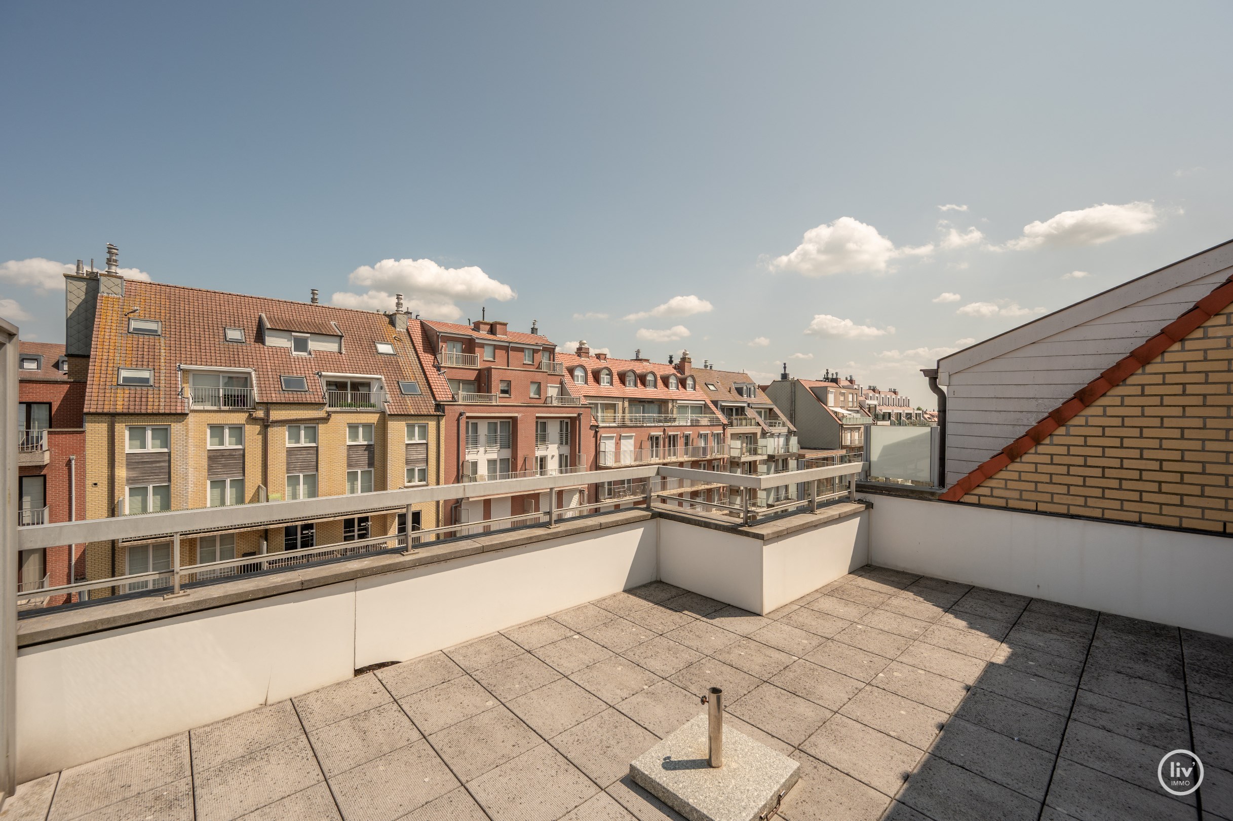 Prachtig instapklaar duplex-appartement met zonnige terrassen genietend van een open zicht en tevens zeezicht (Mogelijkheid tot aankoop van een inpandige garagebox). 