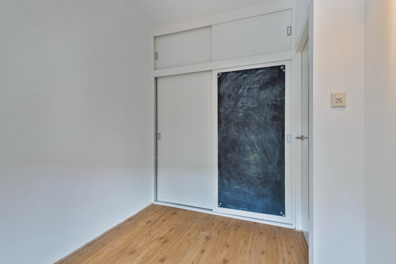 Charmante en knusse uitgebouwde jaren &#39;30 woning met tuin met kunststof kozijnen en gelegen op eigen grond! 