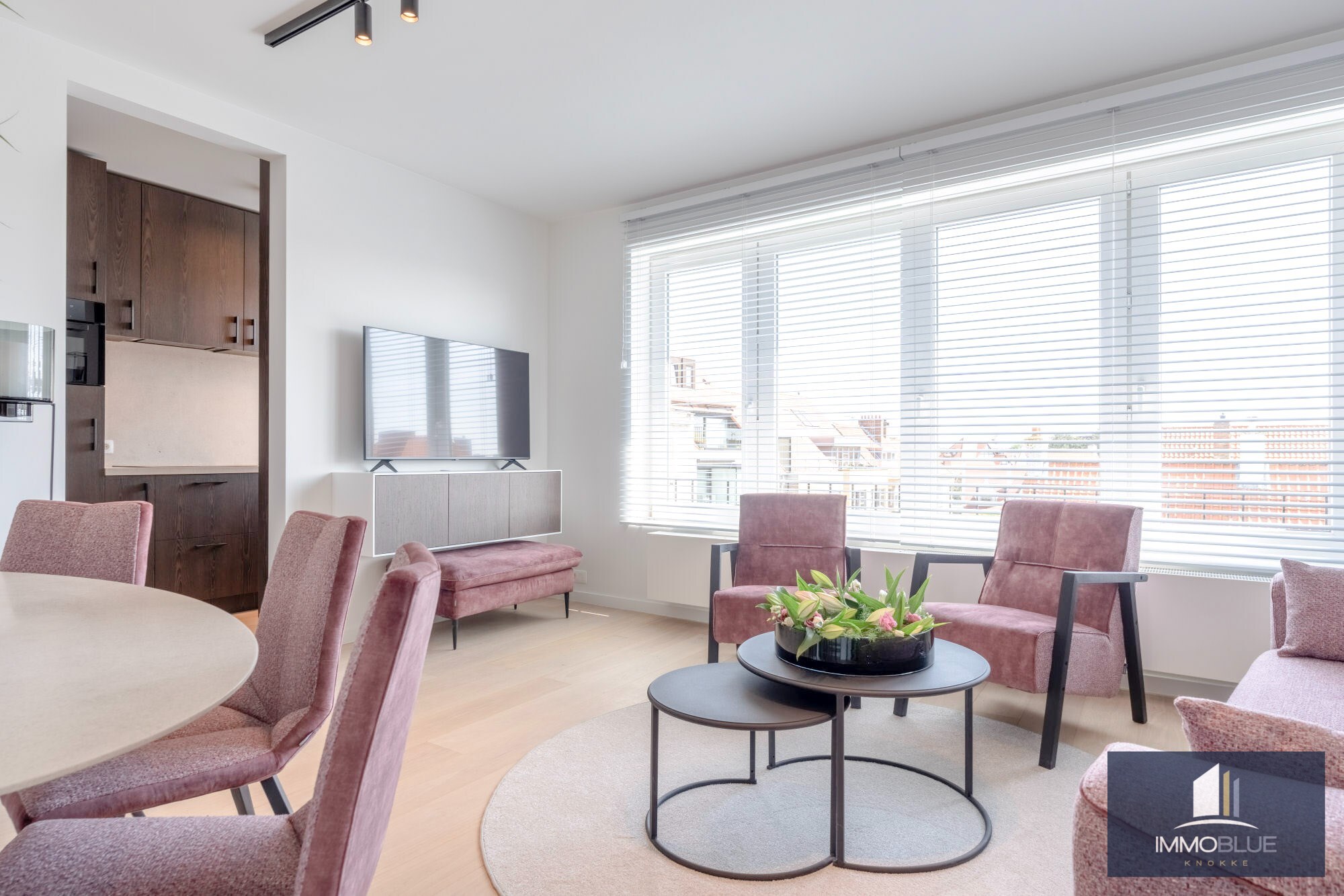 Situ&#233; dans un endroit calme, cet appartement enti&#232;rement r&#233;nov&#233; offre une vue d&#233;gag&#233;e sur les villas. 