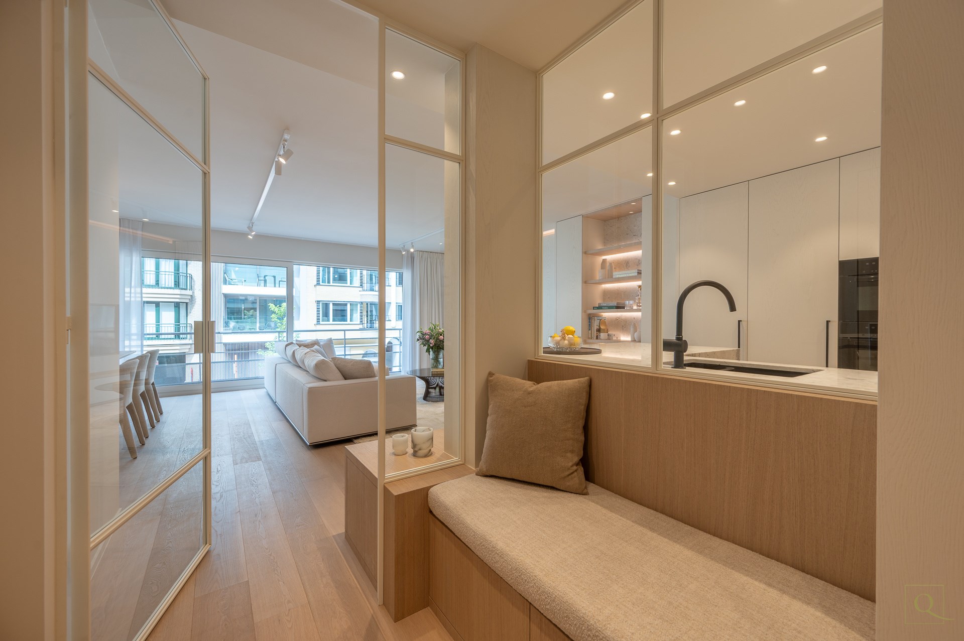 Appartement de luxe &#233;l&#233;gamment r&#233;nov&#233; avec deux terrasses ensoleill&#233;es &#224; proximit&#233; de la plage et des commerces. 