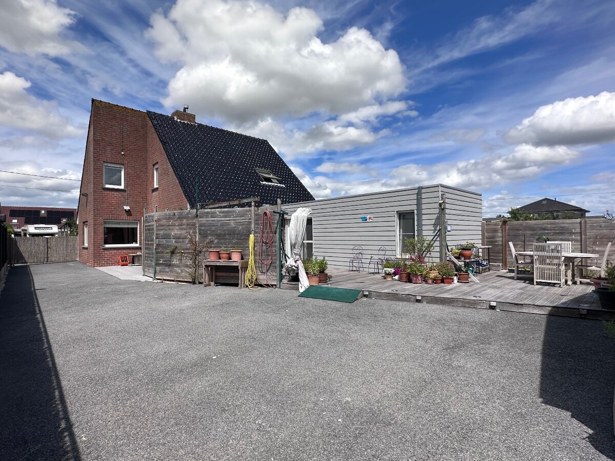 Instapklare alleenstaande woning met 4 slaapkamers en kleine atelier te Gistel 