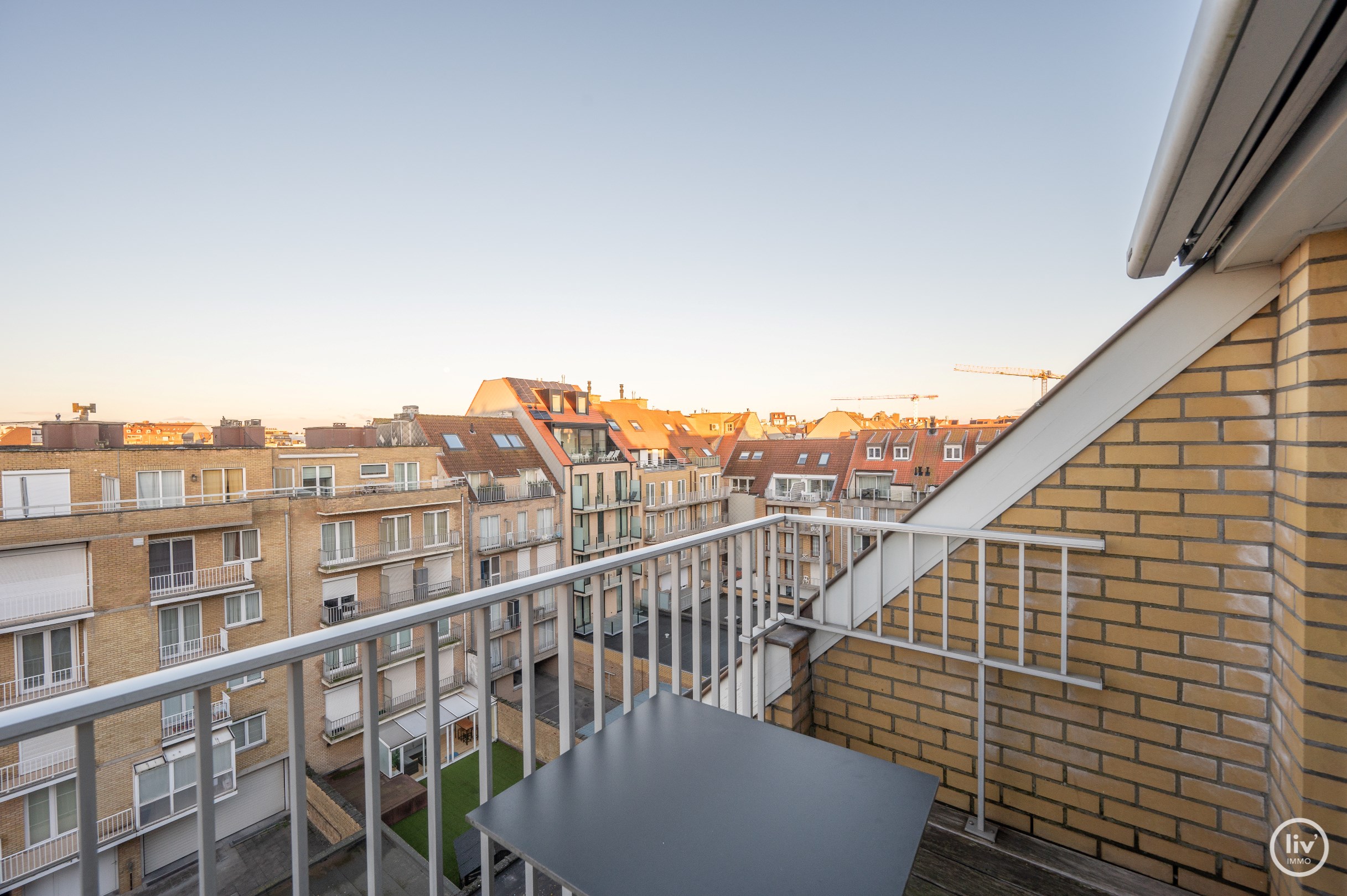Bel appartement en duplex avec de grandes terrasses, id&#233;alement situ&#233; sur l&#39;avenue Paul Parmentier &#224; Knokke. 