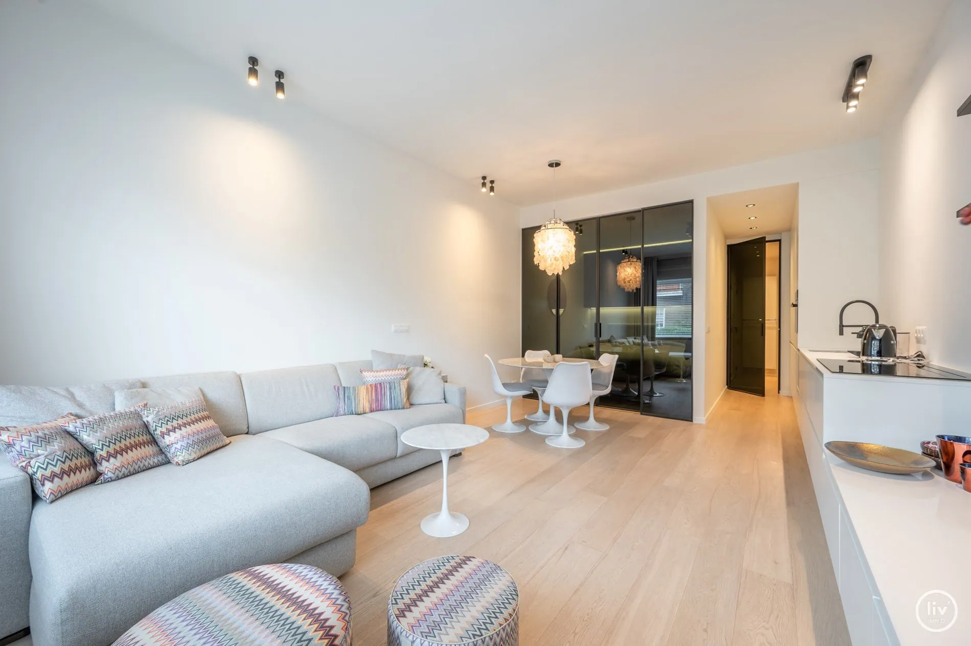 Appartement rénové et aménagé avec intelligence, comprenant une chambre et un coin nuit, situé sur l'avenue Jozef Nellens à Knokke.