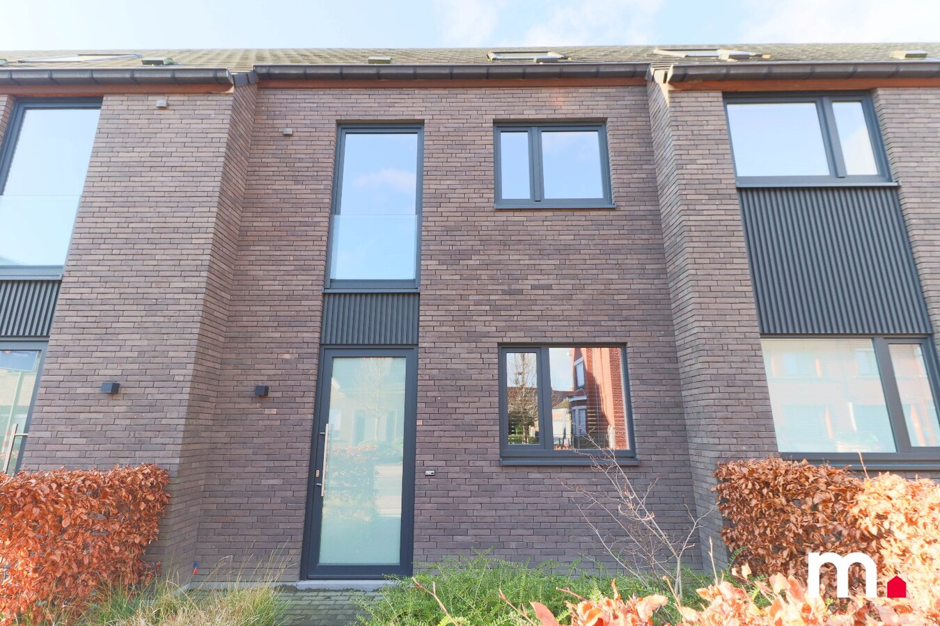 Luxe woning te Izegem!  EPC A  en moderne voorzieningen met uitweg en garage achteraan ! 