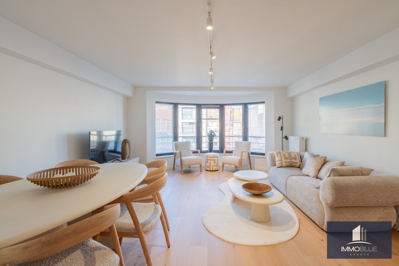 Volledig gerenoveerd, lichtrijk appartement gelegen in een kleine residentie. 
