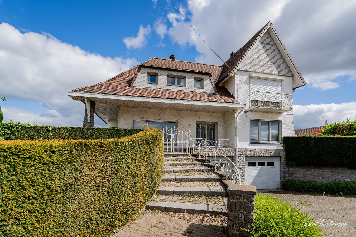 Propri&#233;t&#233; unique avec deux spacieuses maisons sur un terrain d&#39;environ 35 ares &#224; Bilzen. 