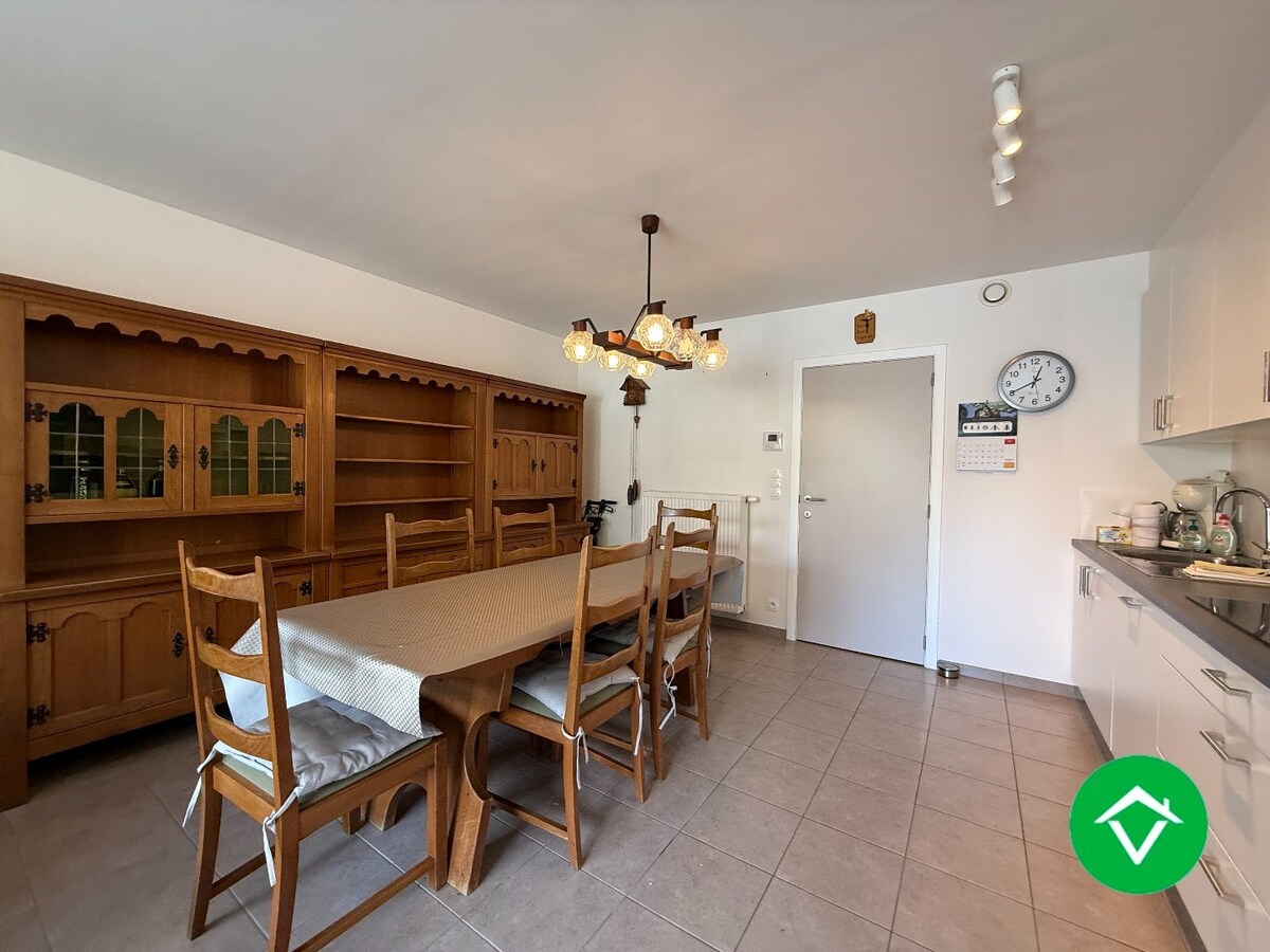 Gelijkvloers appartement op een centrale ligging met &#233;&#233;n slaapkamer, tuin en autostaanplaats te Roeselare 
