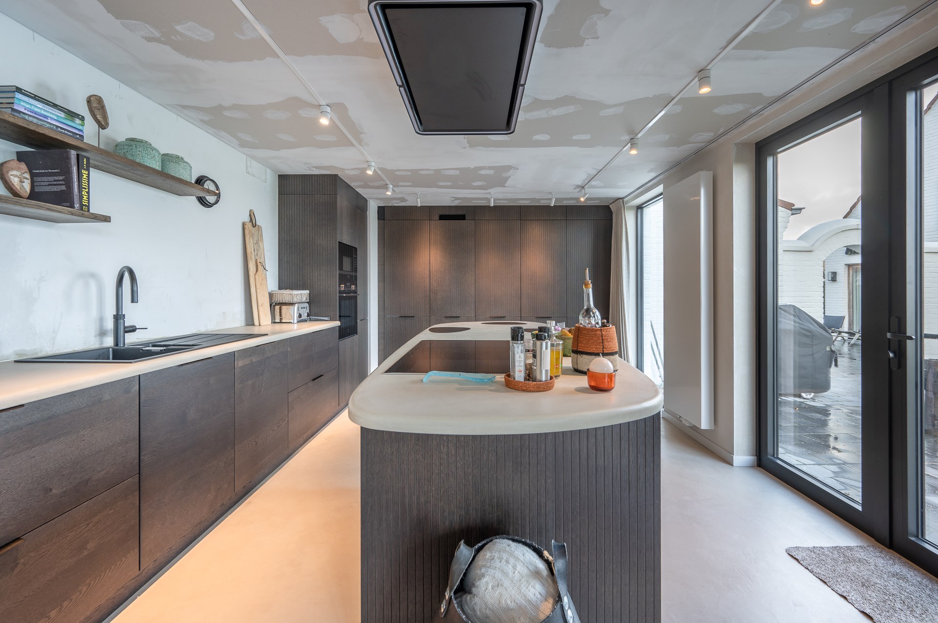 Uitzonderlijke en gerenoveerde eigendom ( 5.510 m&#178; grond ) vlakbij het centrum van Knokke-Heist en toch genietend van een uitzonderlijk open zicht over de Knokse Polders. 