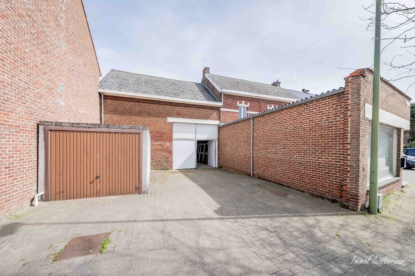 Te renoveren woning met diverse bijgebouwen en een weiland op ca. 25 a te Zoutleeuw 