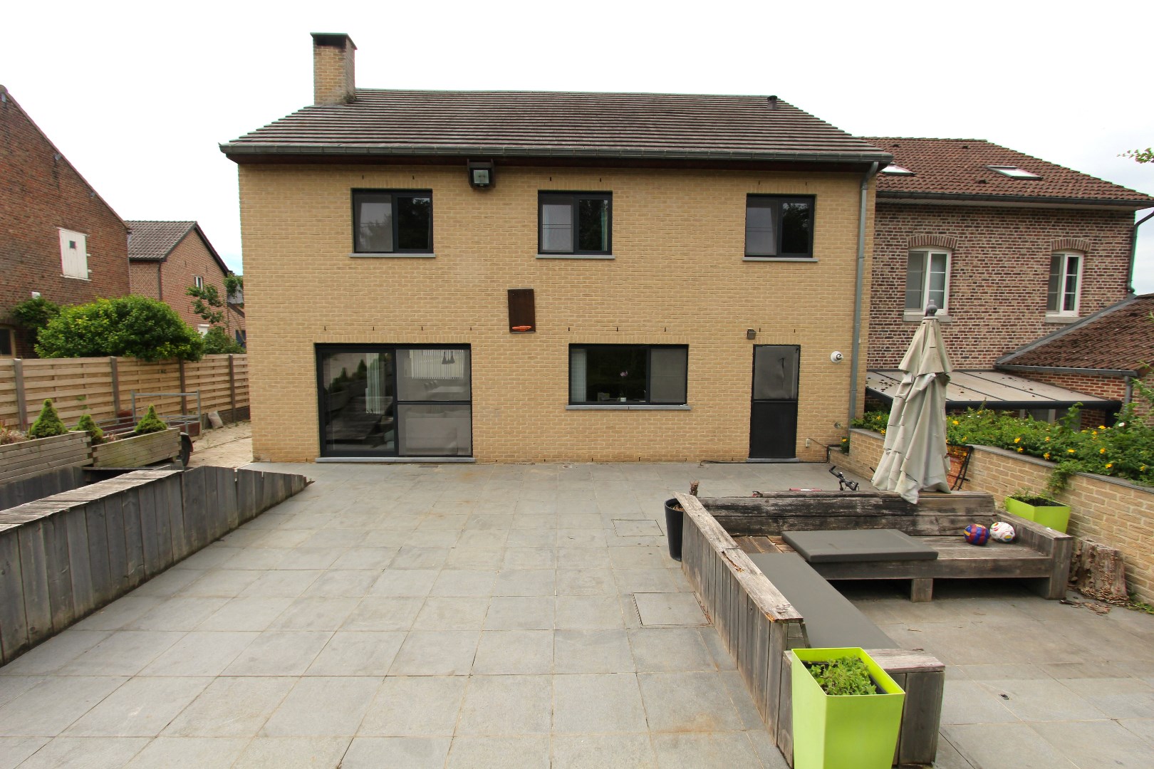 RECENTE WONING MET 5 SLAAPKAMERS EN GROTE TUIN 