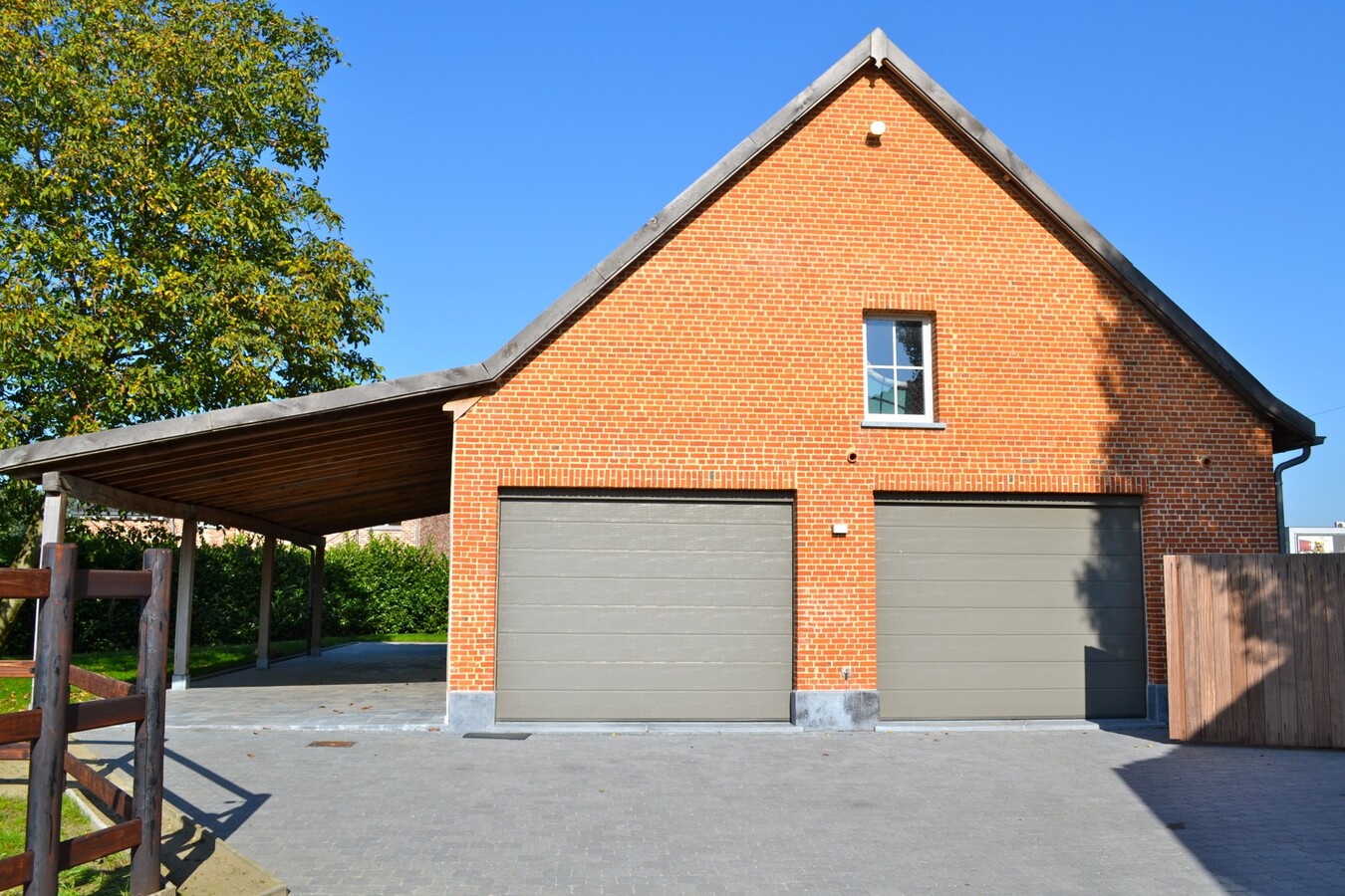 Gerenoveerde hoeve met stallen op ca. 2663m2 te Morkhoven 