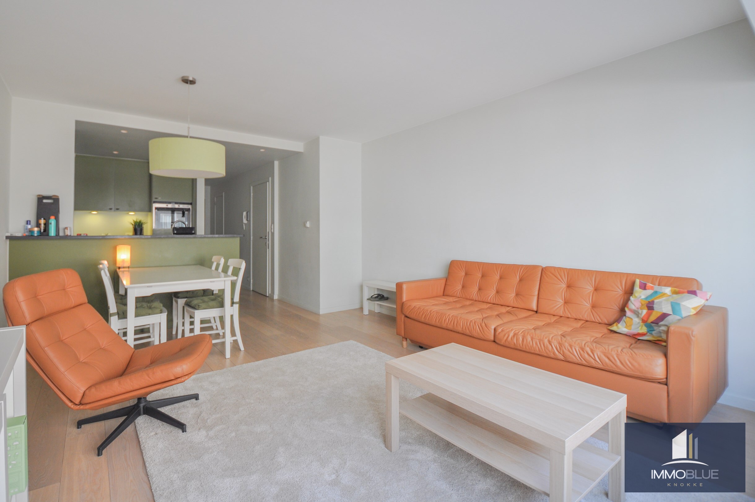 Centraal gelegen, instapklaar zonnig tweeslaapkamerappartement op enkele stappen van de zee en het commercieel centrum. 