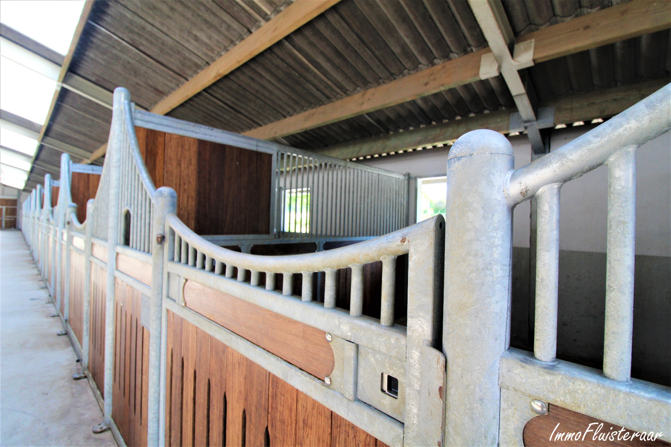 Professional recently built equestrian center on more than 3ha at Hannut (Luik/Li&#232;ge; Belgium) 