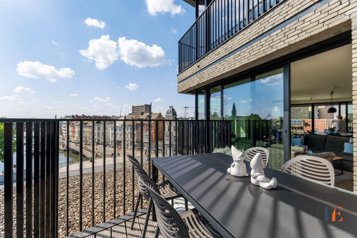 Mooi gelegen appartement langsheen het water met terrassen en parkeerplaats te Gent 