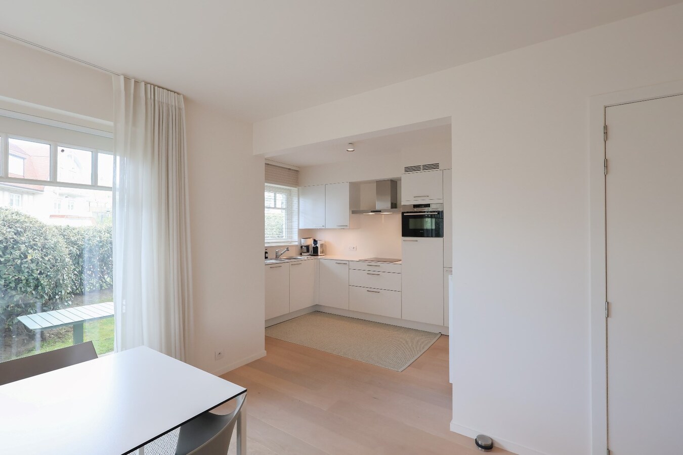 Modern 2slpk-appartement met priv&#233; tuin op wandelafstand van het strand 