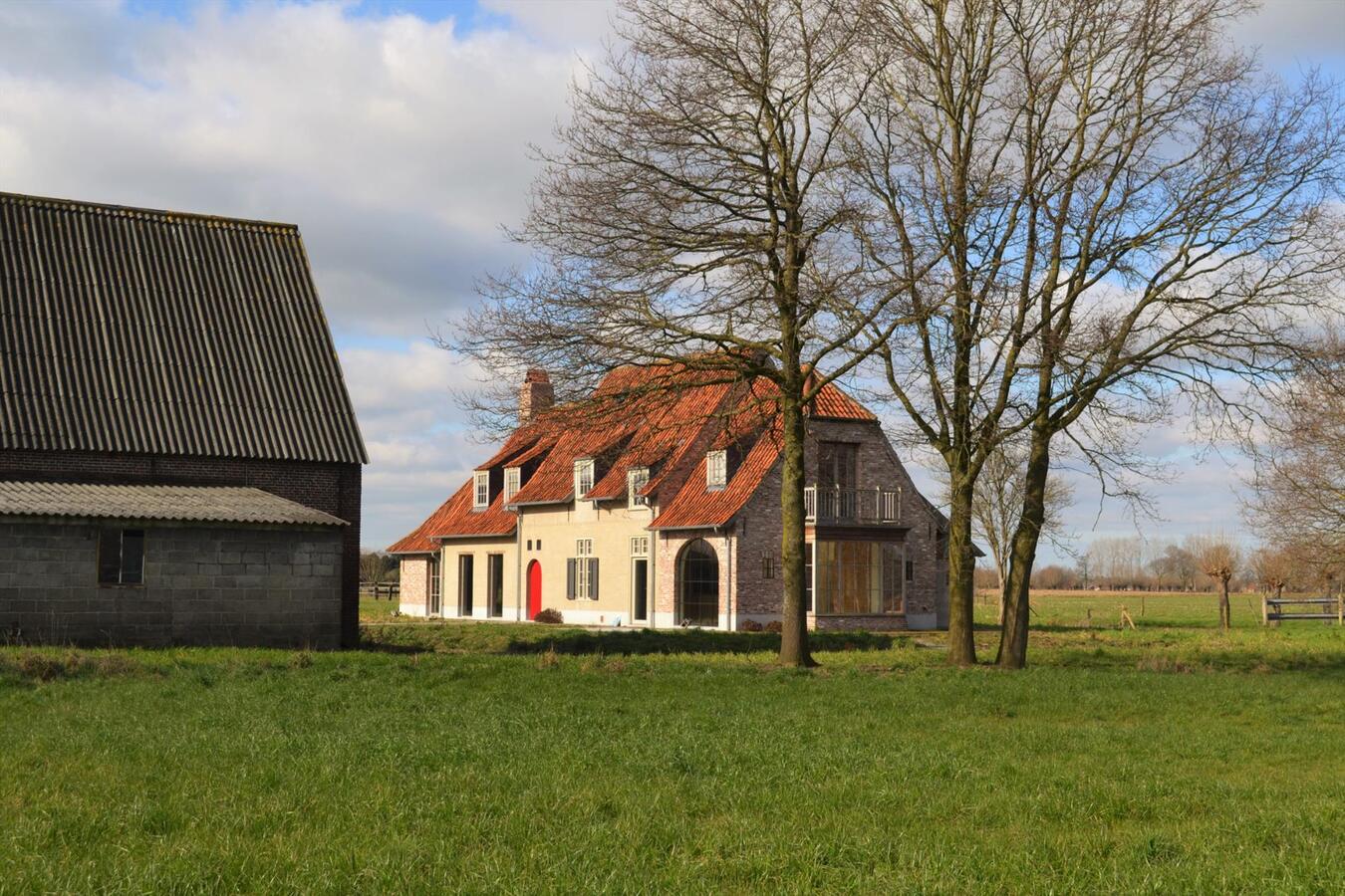 Exclusief landhuis in Vlaamse hoevestijl met bijgebouwen op ca. 2ha te Beernem 