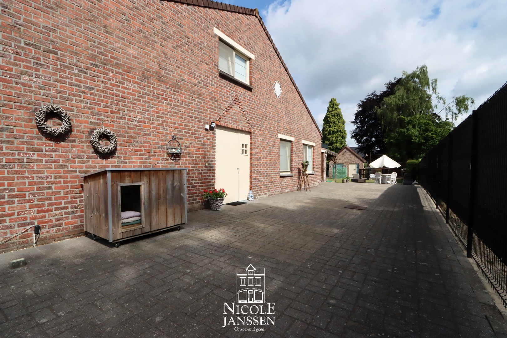 Zijgevel met toegangsdeur