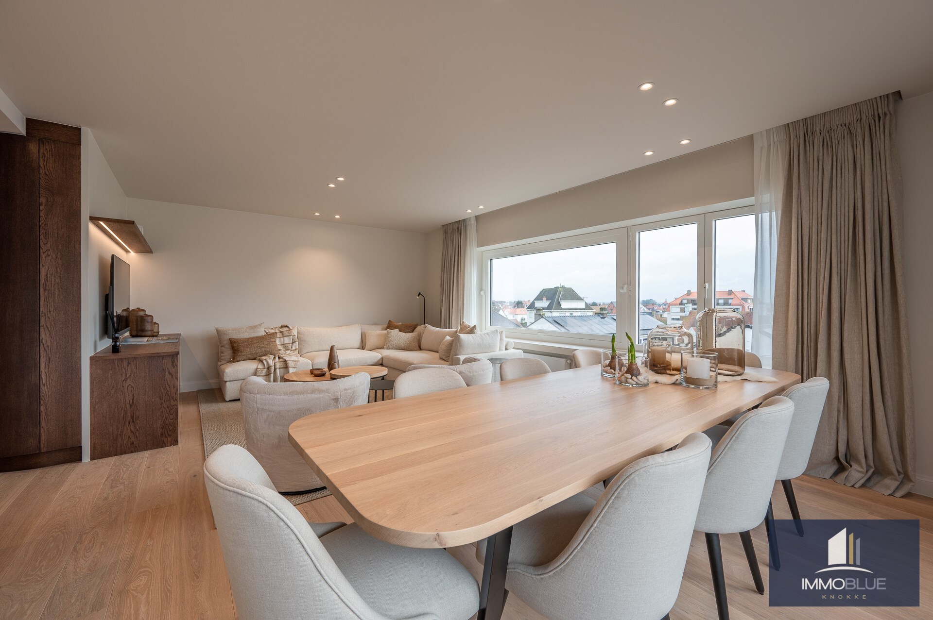 Stijlvol volledig gerenoveerd hoekappartement met een panoramisch zicht gelegen vlakbij het strand. 